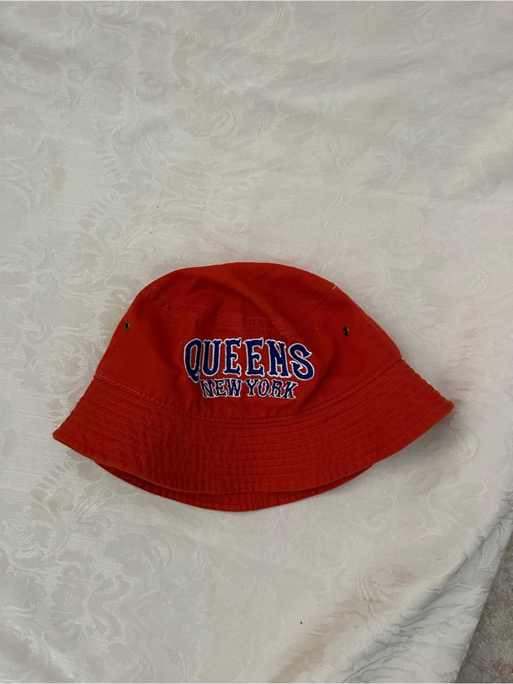 Red 'Queens New York' Bucket Hat